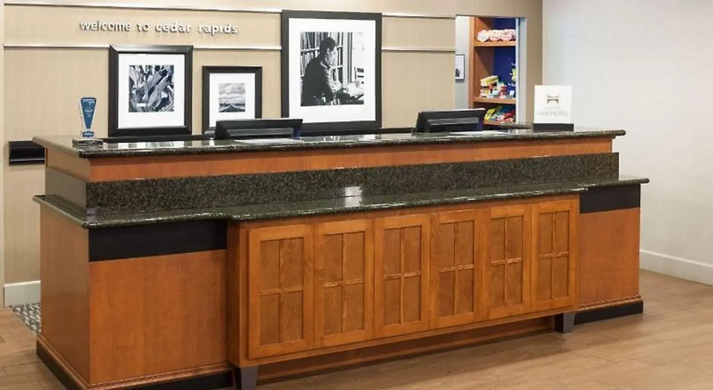Hampton Inn & Suites Cedar Rapids LOUNGE_LOBBY