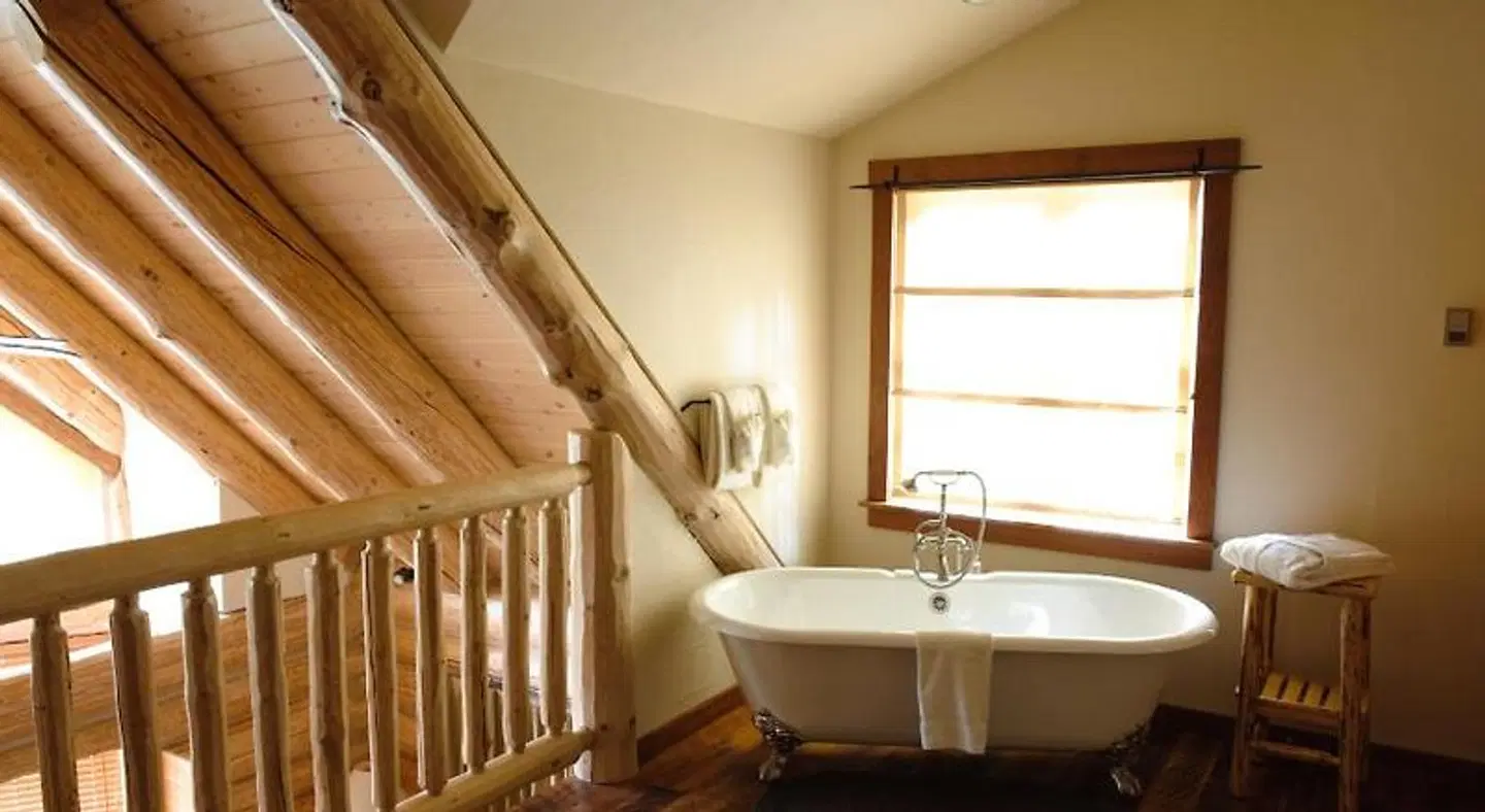 Snow Creek Cabins by Fernie Lodging Co Badezimmer