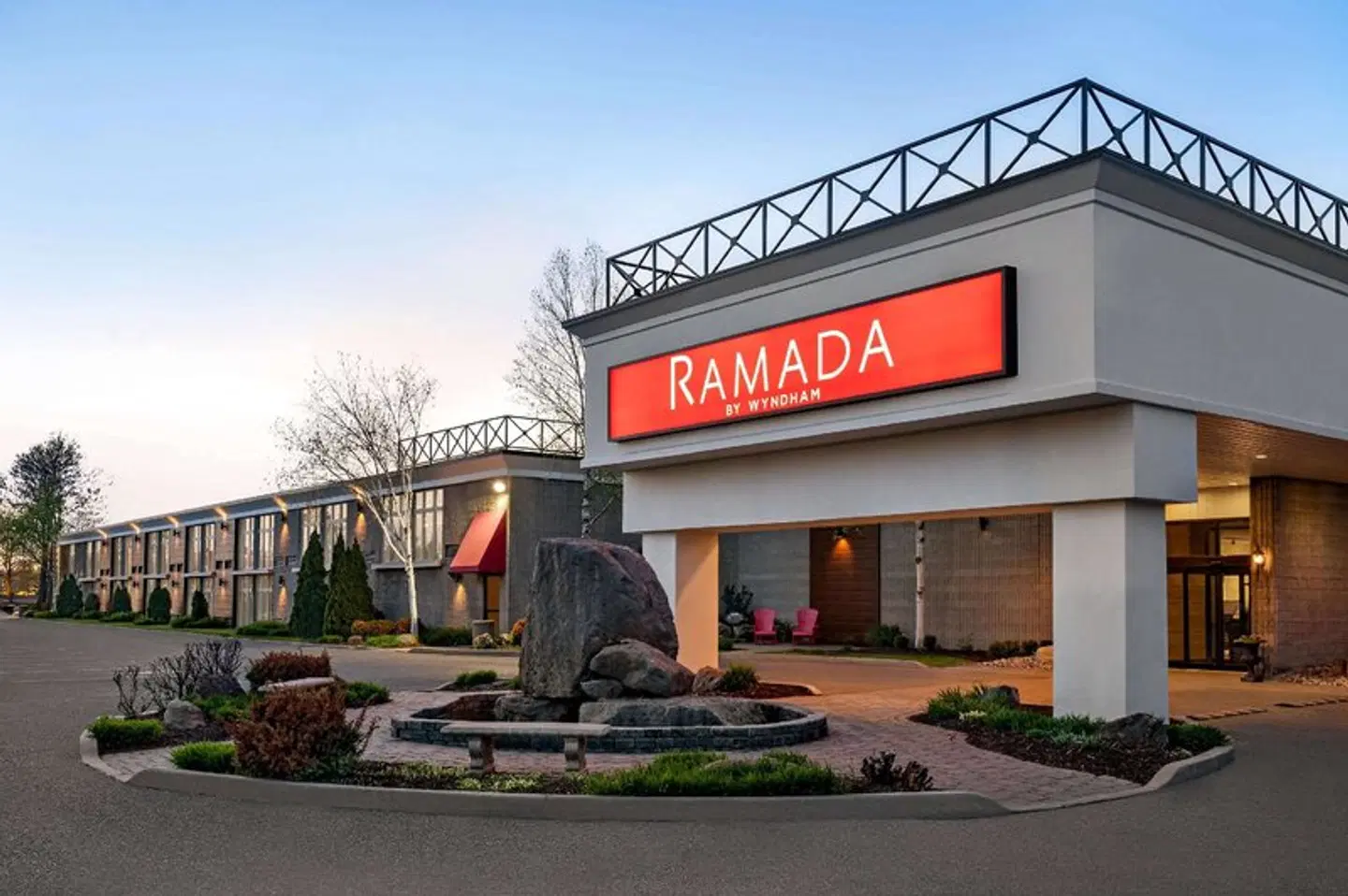 Ramada by Wyndham Cornwall EXTERIOR