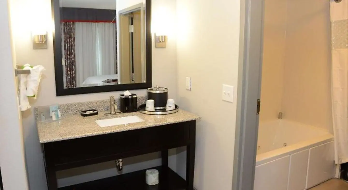 Hampton Inn & Suites Albany At Albany Mall Badezimmer