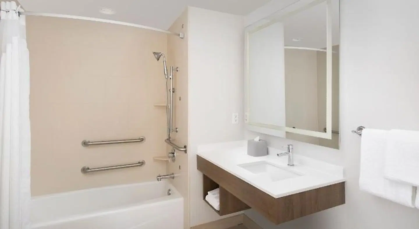 Holiday Inn Express Jacksonville Beach Badezimmer