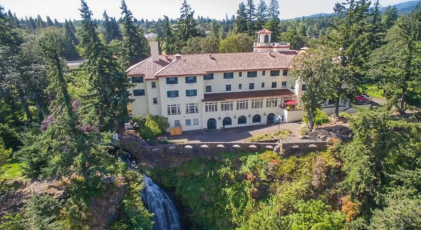Columbia Gorge Hotel EXTERIOR