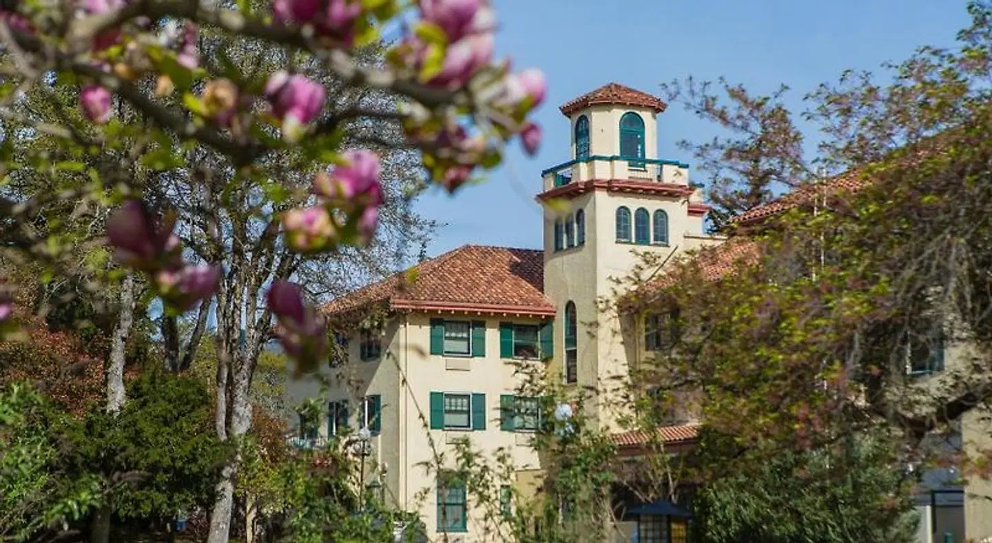 Columbia Gorge Hotel EXTERIOR