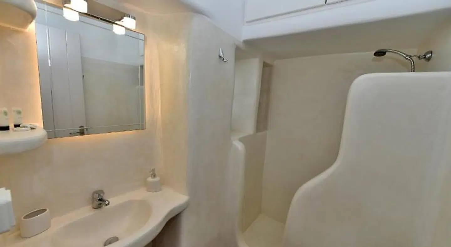 Tinos Peristerionas Badezimmer