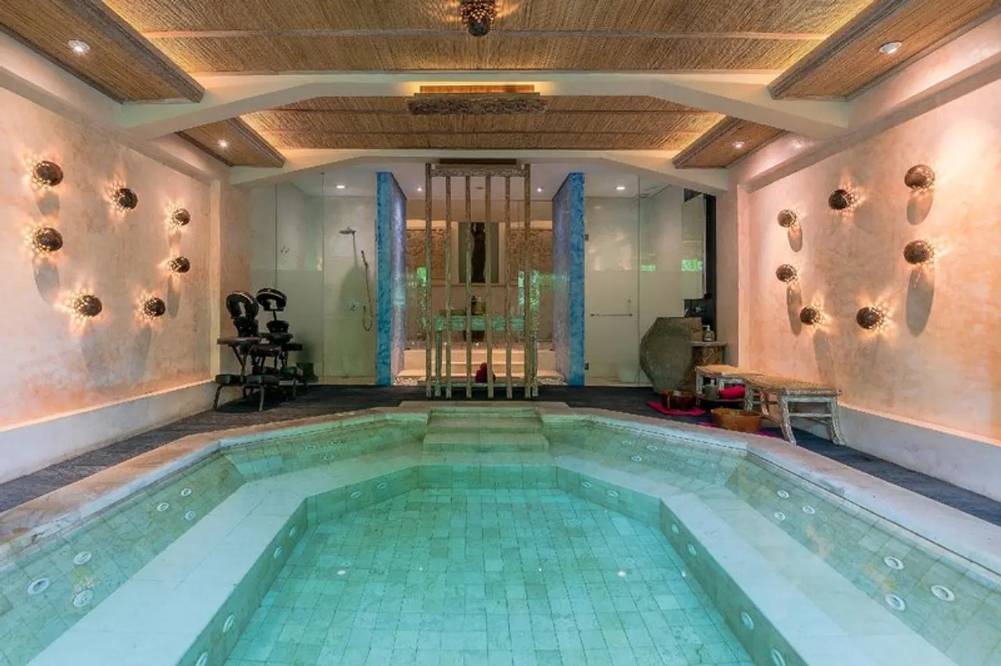 The Udaya Resorts and Spa Hallenbad