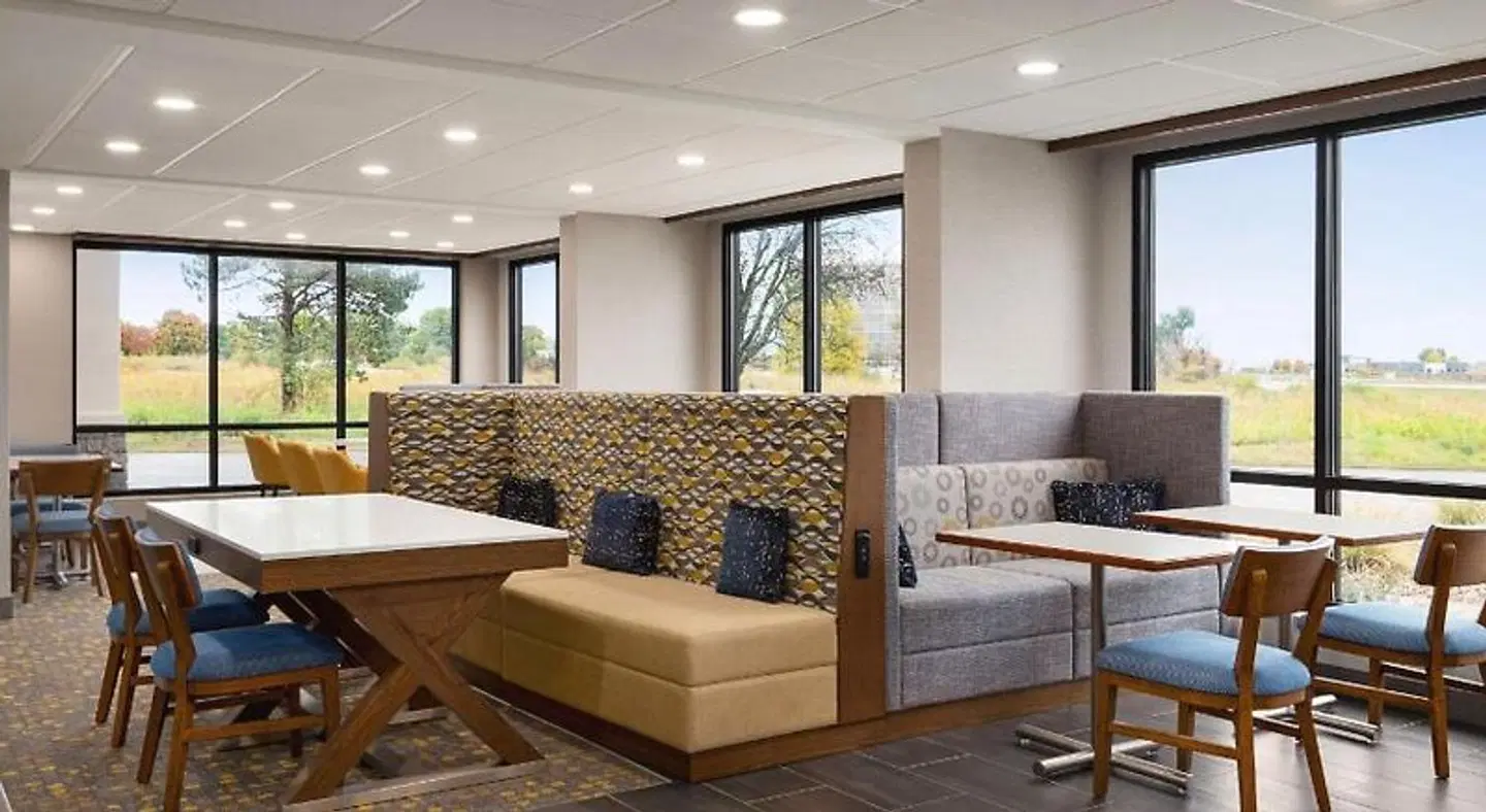 Hampton Inn Kansas City-Airport ROOM_EXAMPLE