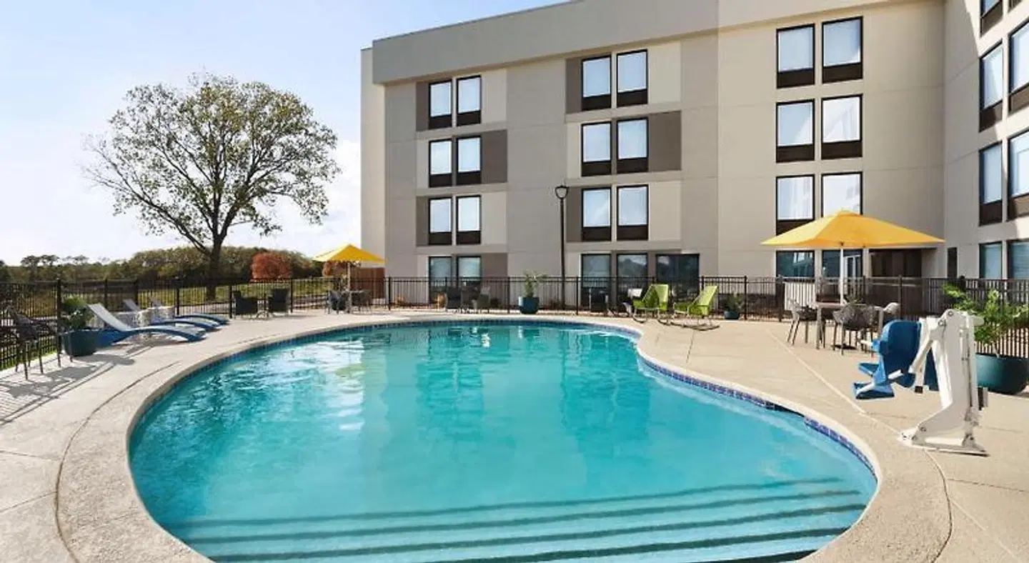 Hampton Inn Kansas City-Airport OUTDOOR_POOL