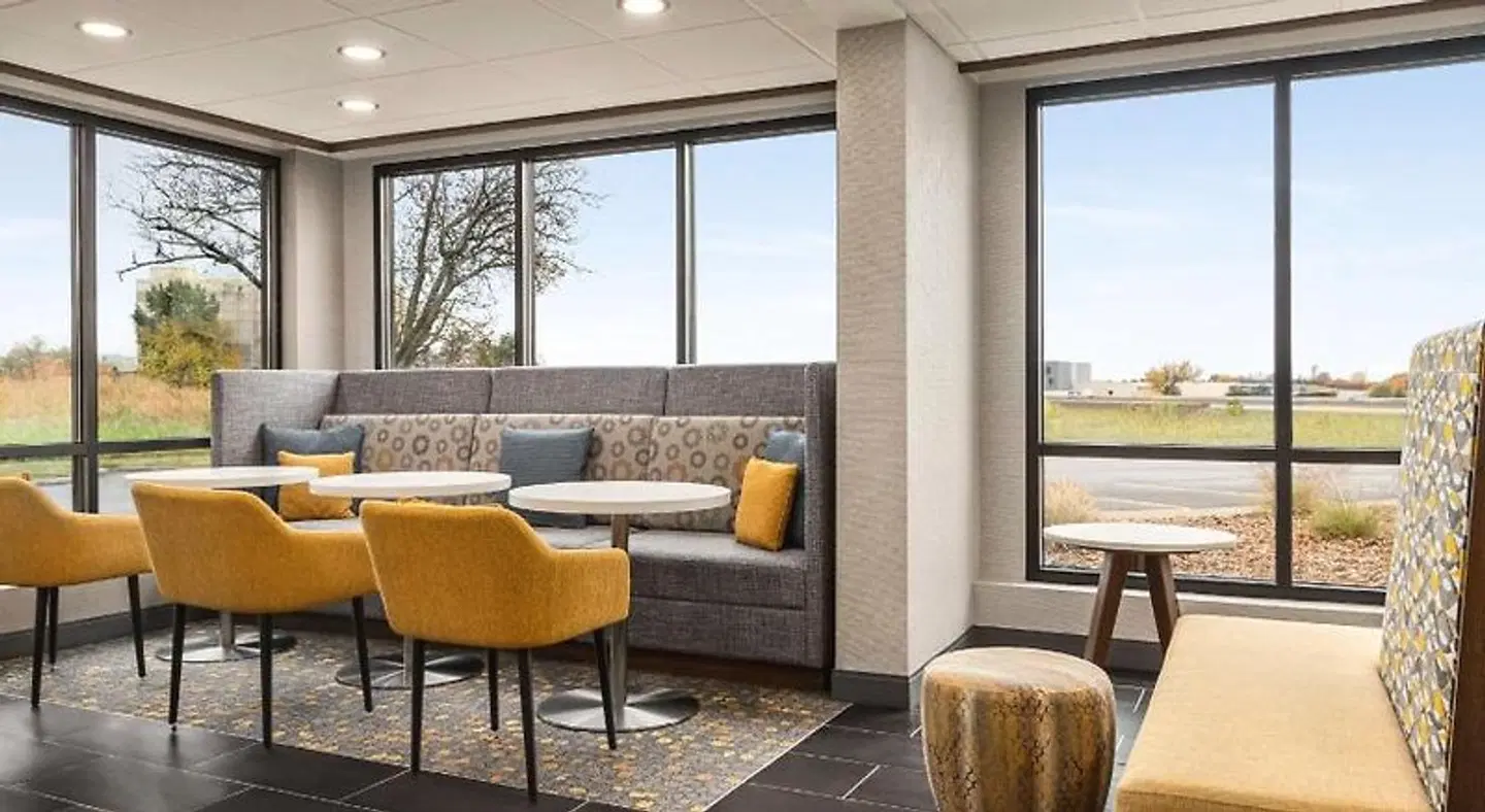 Hampton Inn Kansas City-Airport ROOM_EXAMPLE