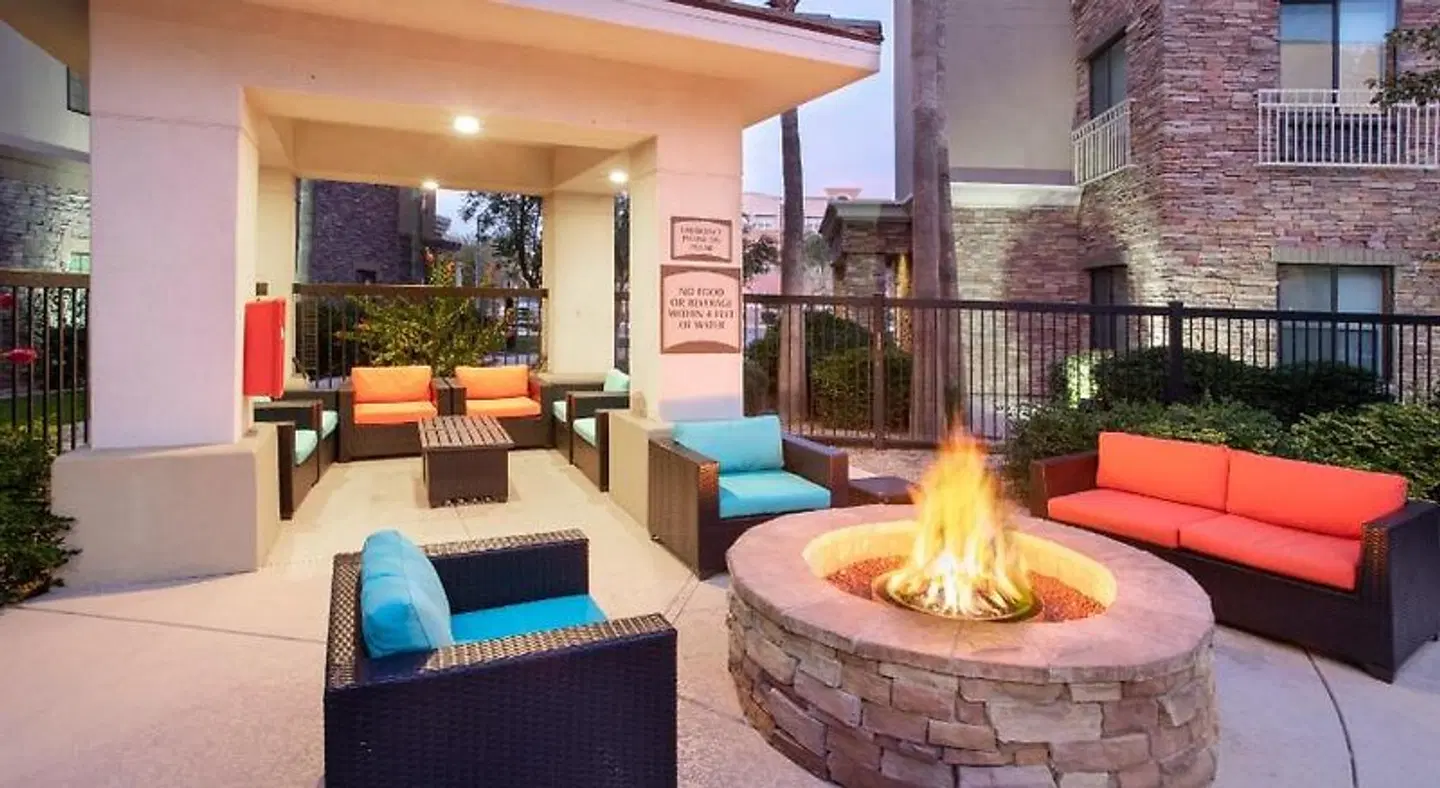 Holiday Inn Express & Suites Phoenix - Glendale Sports Dist by IHG Terrasse