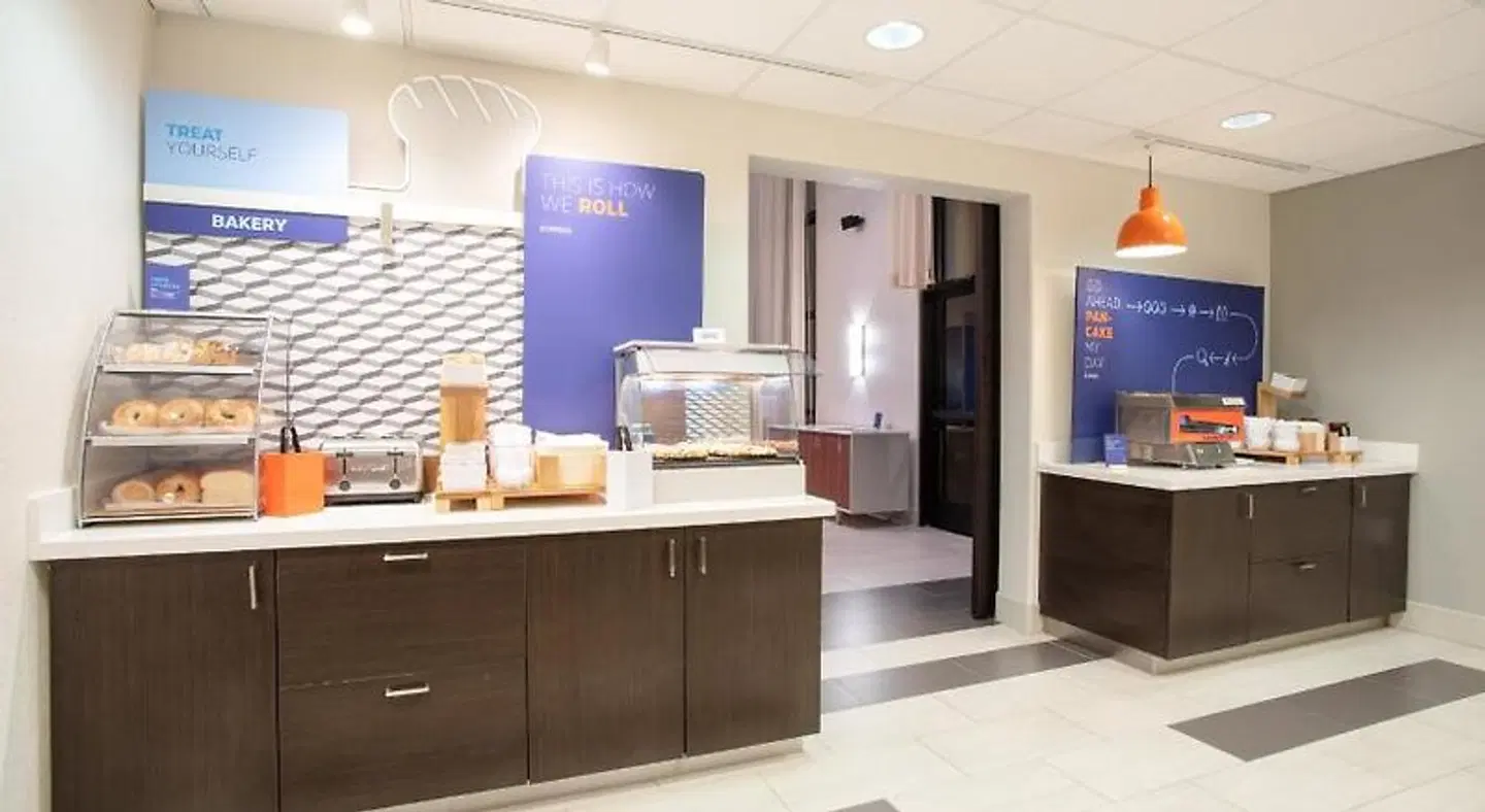 Holiday Inn Express & Suites Phoenix - Glendale Sports Dist by IHG LOUNGE_LOBBY