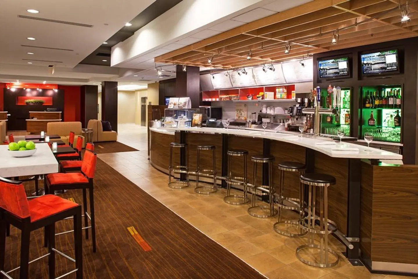 Courtyard by Marriott London Bar