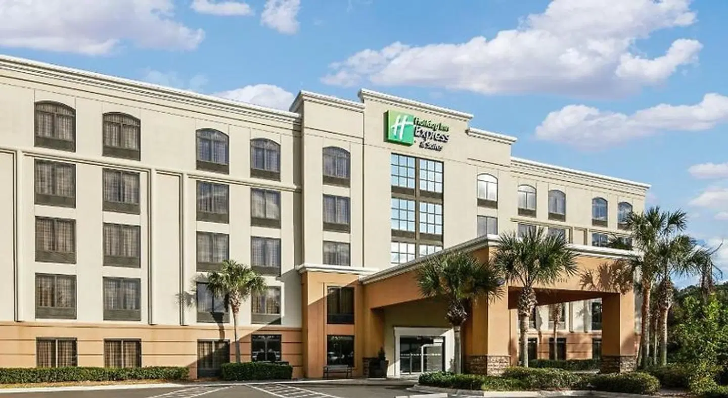 Holiday Inn Exp.&Suites South East/Medical Ctr Area EXTERIOR