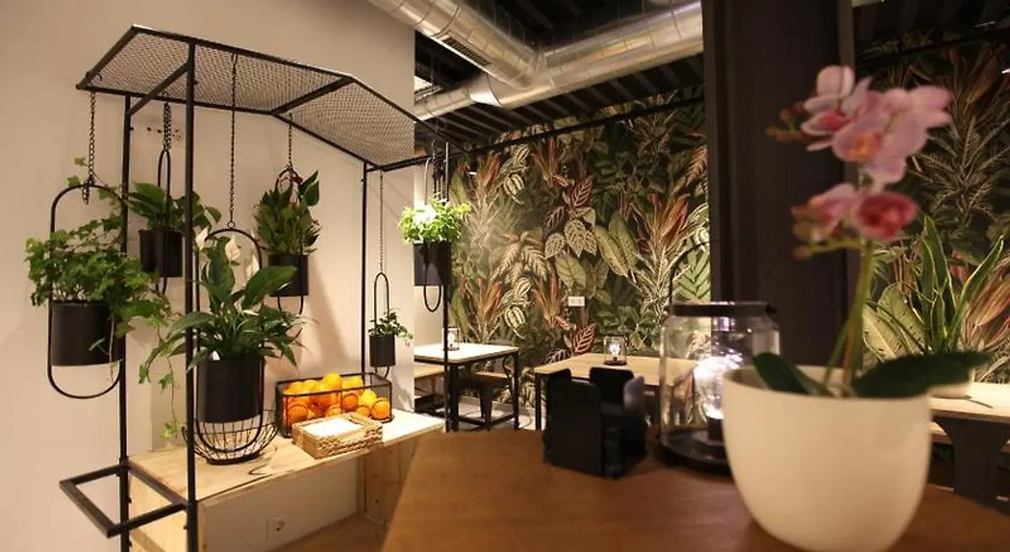 AZ The Botanic Hostel Restaurant