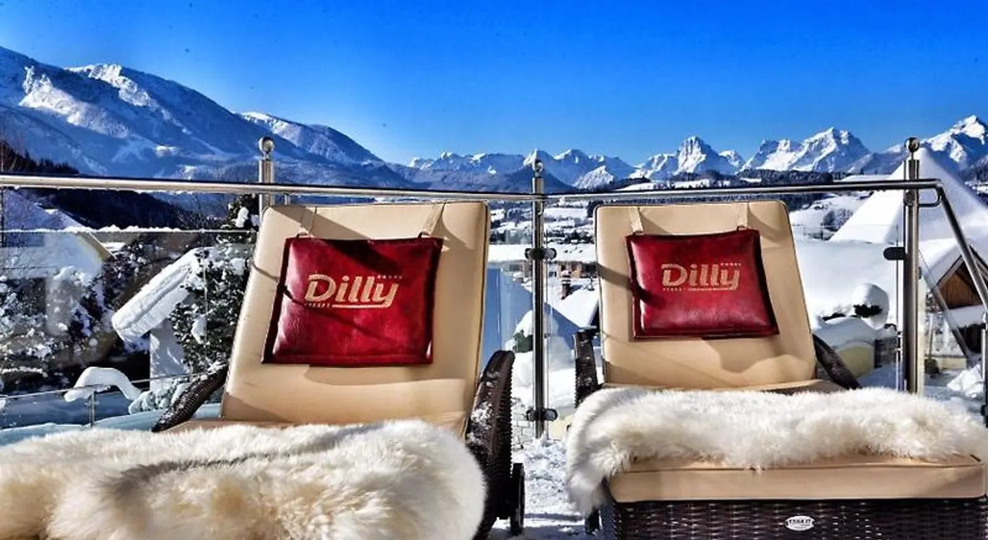 Dilly's EXTERIOR