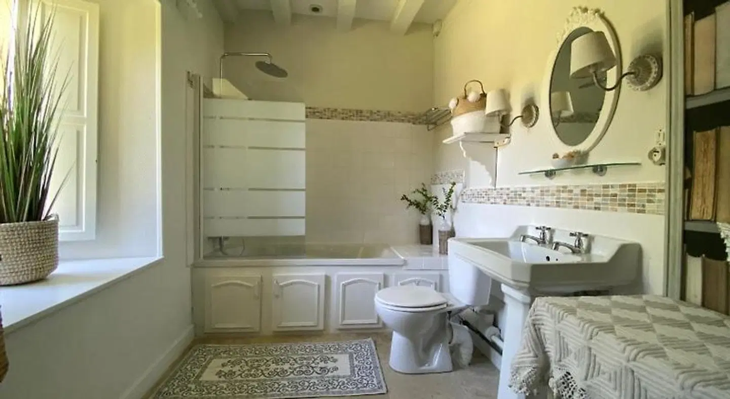 Le Petit Chateau De Sainte Colombe Badezimmer