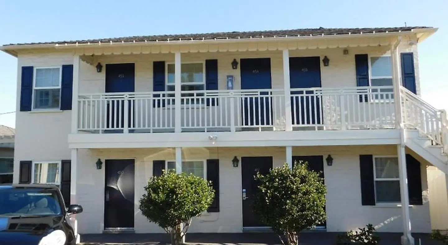 The Brentwood Inn EXTERIOR