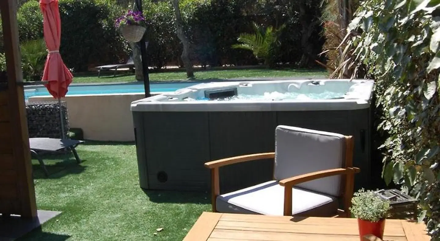 Chambre d'hôtes Le Clos des Barelles OUTDOOR_POOL