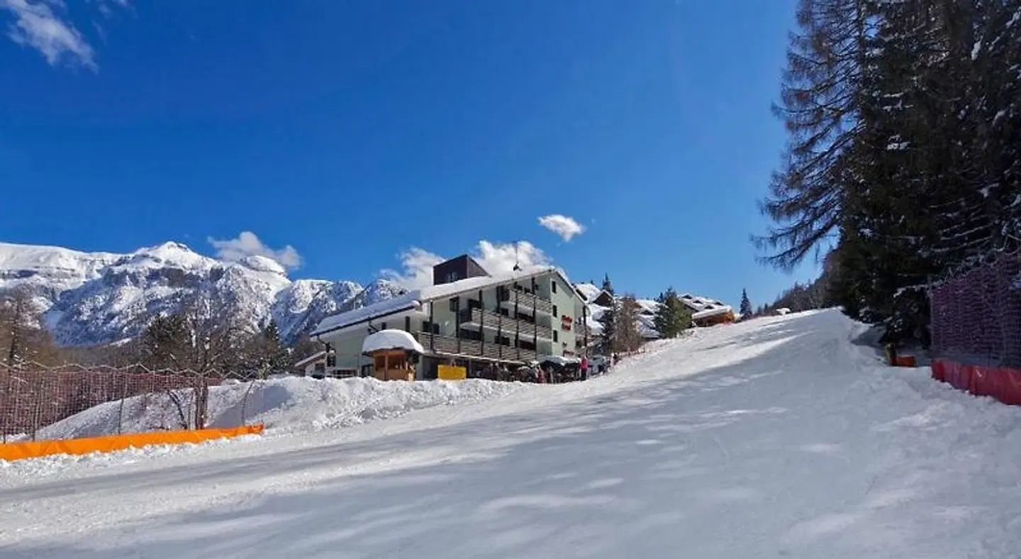 Hotel Alaska EXTERIOR