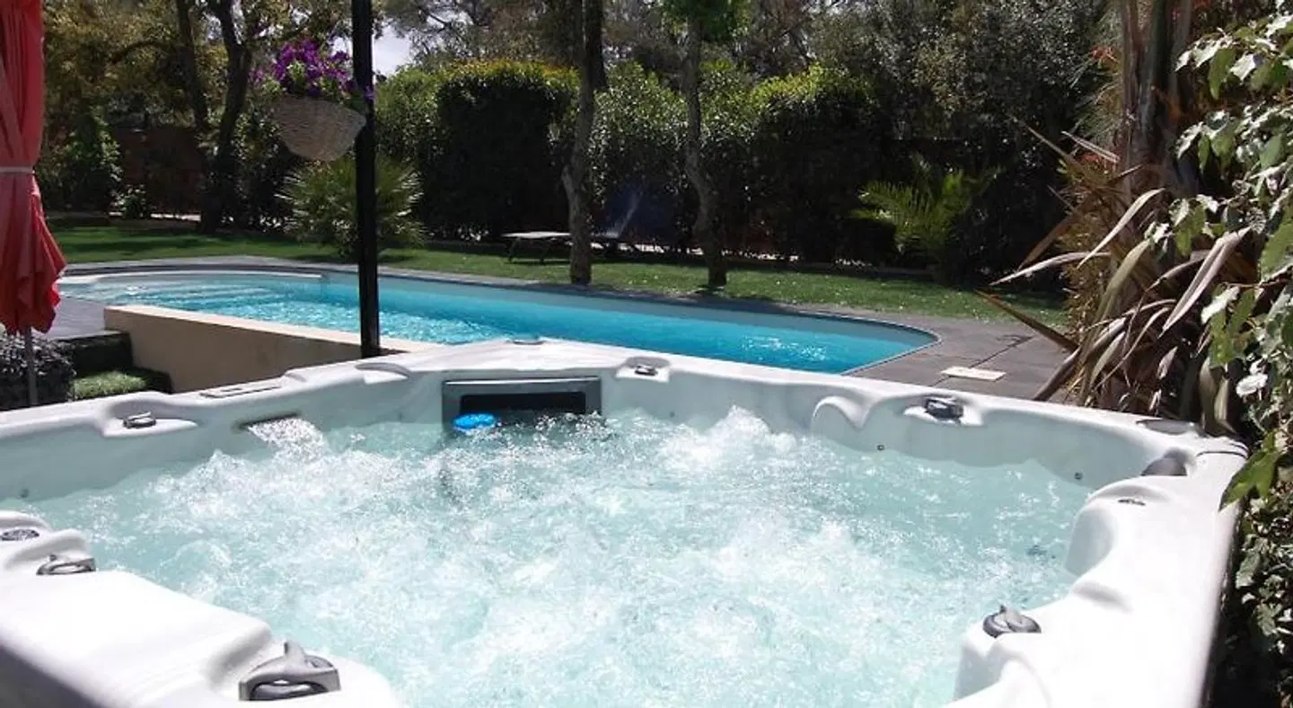 Chambre d'hôtes Le Clos des Barelles OUTDOOR_POOL