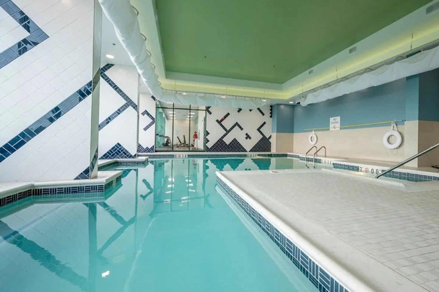 Holiday Inn Express & Suites Va Beach Oceanfront by IHG Hallenbad