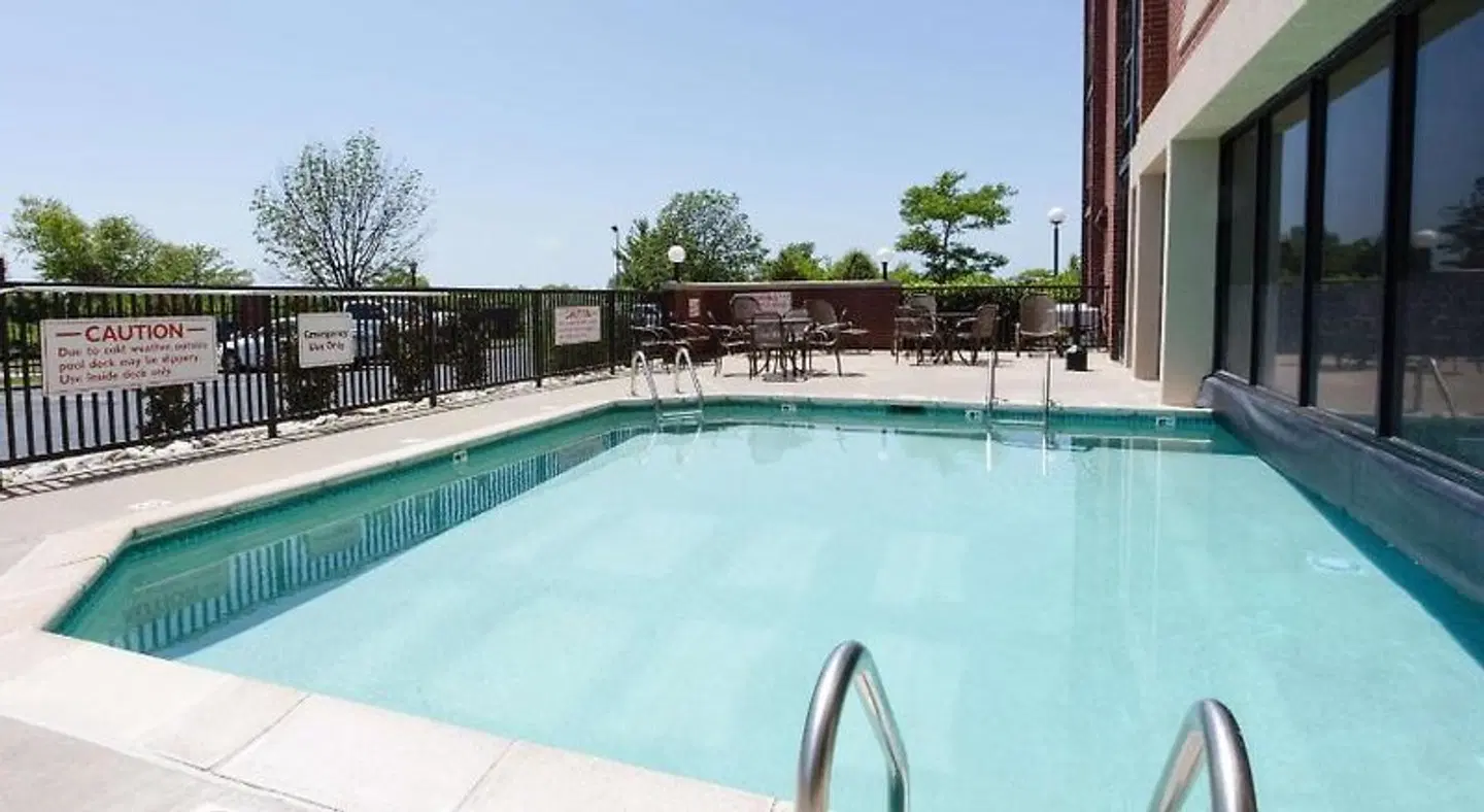 Drury Inn & Suites Kansas City Airport OUTDOOR_POOL