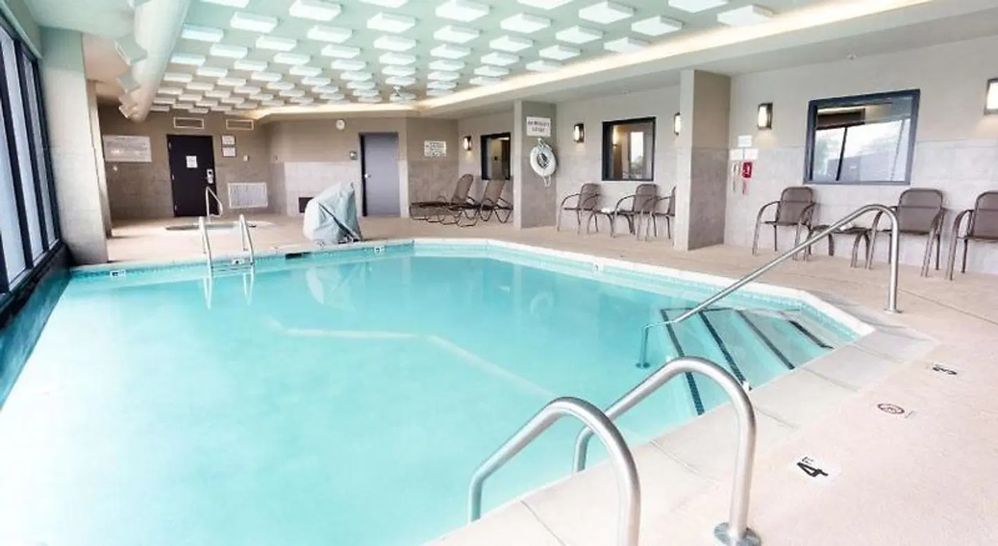 Drury Inn & Suites Kansas City Airport Hallenbad