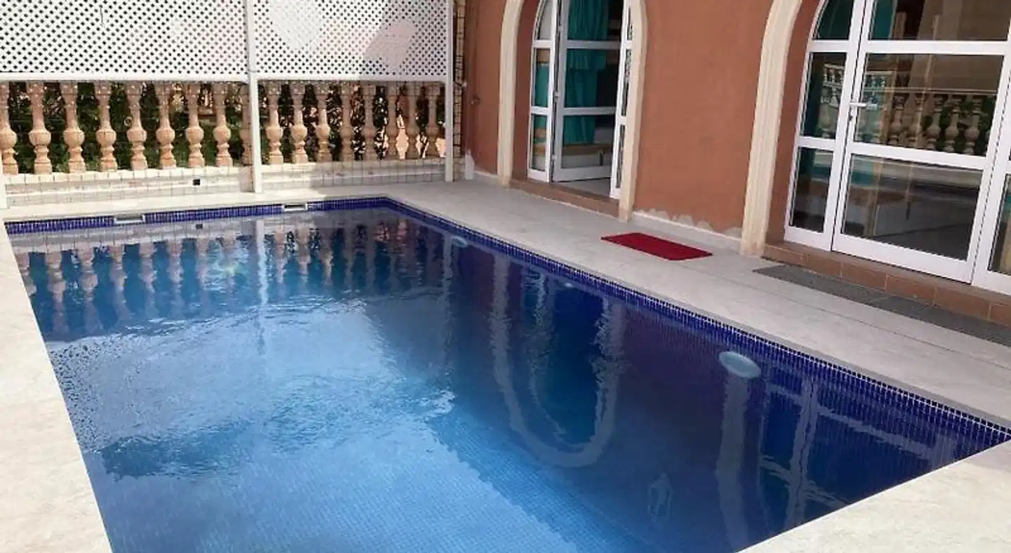 Duque Nest Hostel Hallenbad