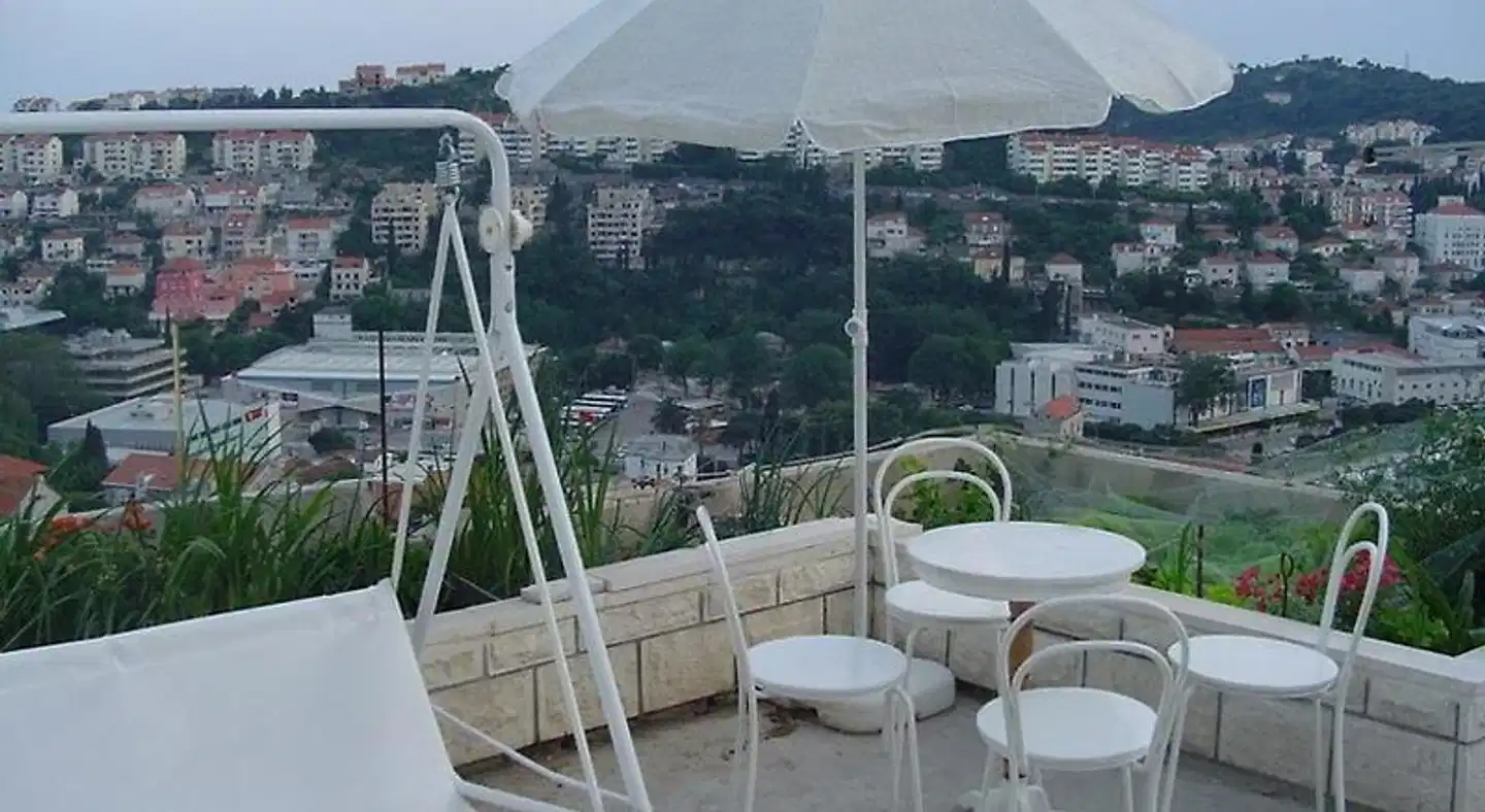 Sinistaj Rooms Terrasse
