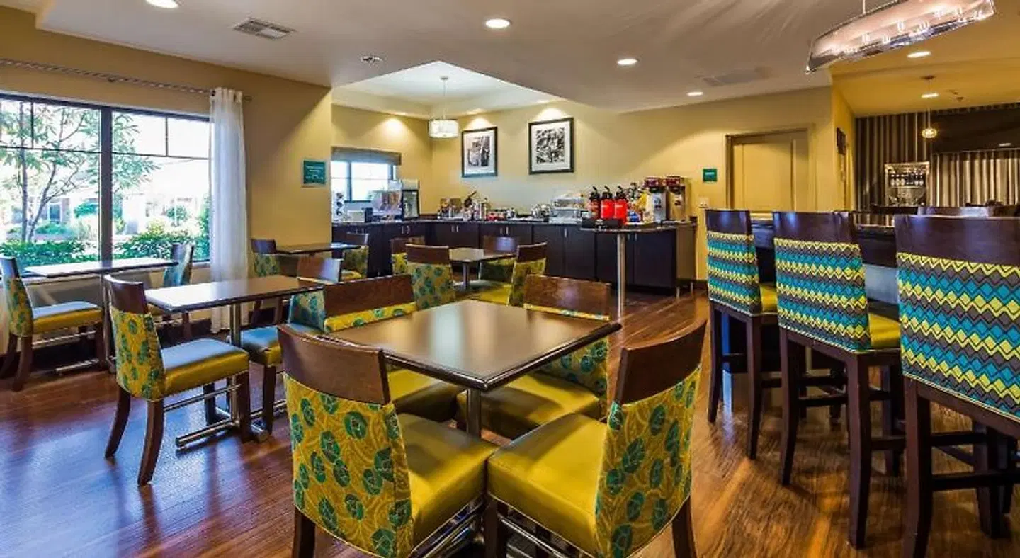 Best Western Premier University Inn Bar