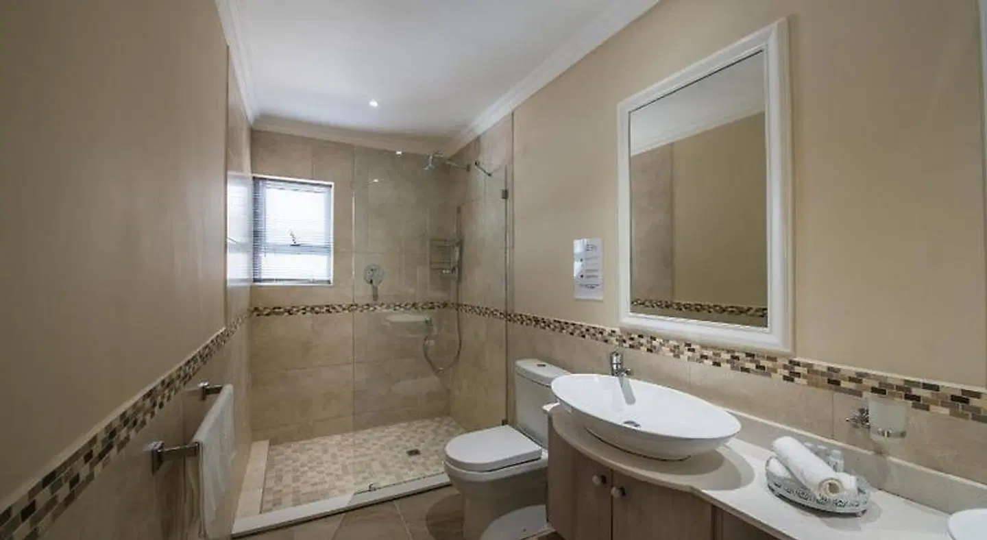 52 on Fish Hoek Badezimmer