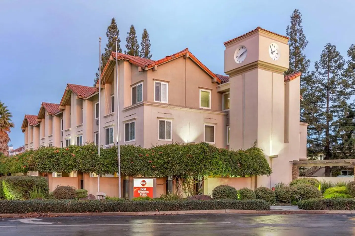 Best Western Plus Airport Plaza EXTERIOR