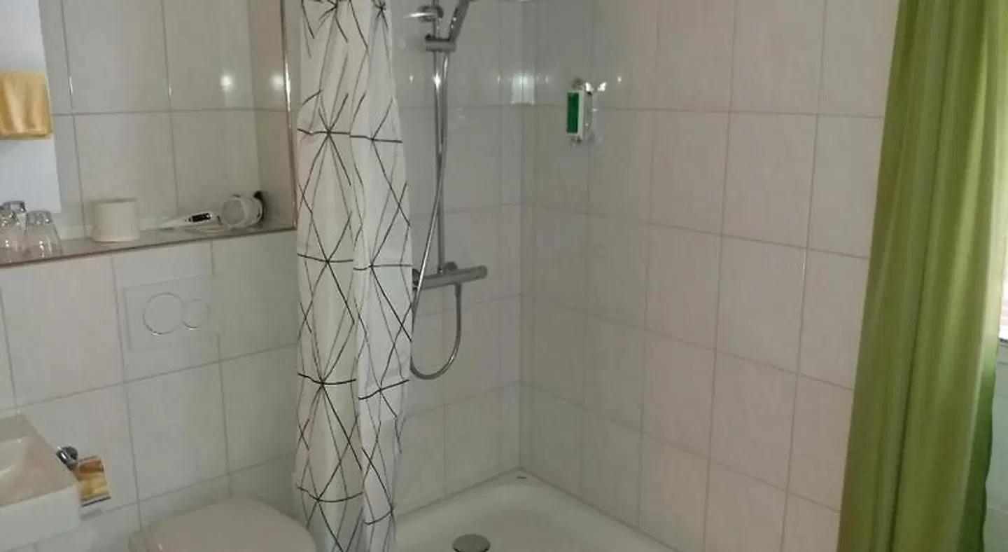 Hotel Garni Frohsinn Badezimmer