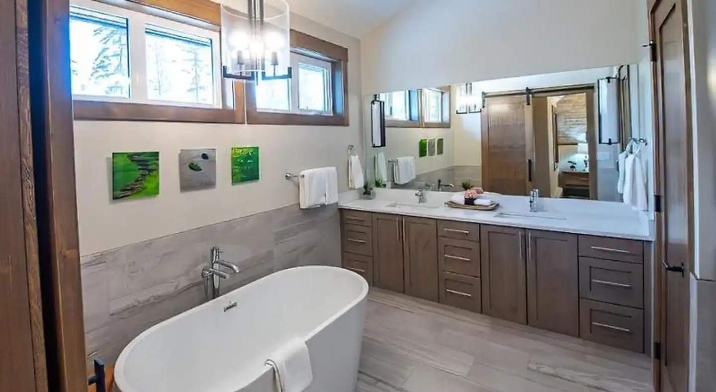 Snow Creek Cabins by Fernie Lodging Co Badezimmer