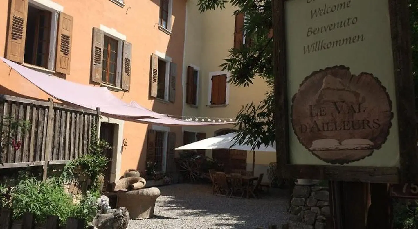 Le Val d'Ailleurs EXTERIOR