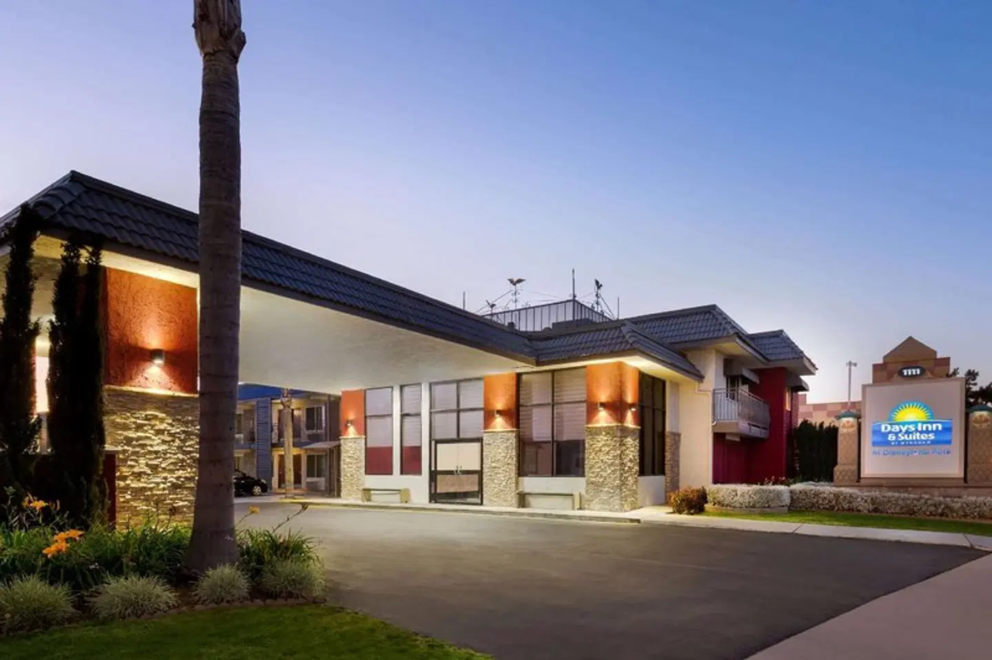 Days Inn & Suites by Wyndham Anaheim At Disneyland Park EXTERIOR