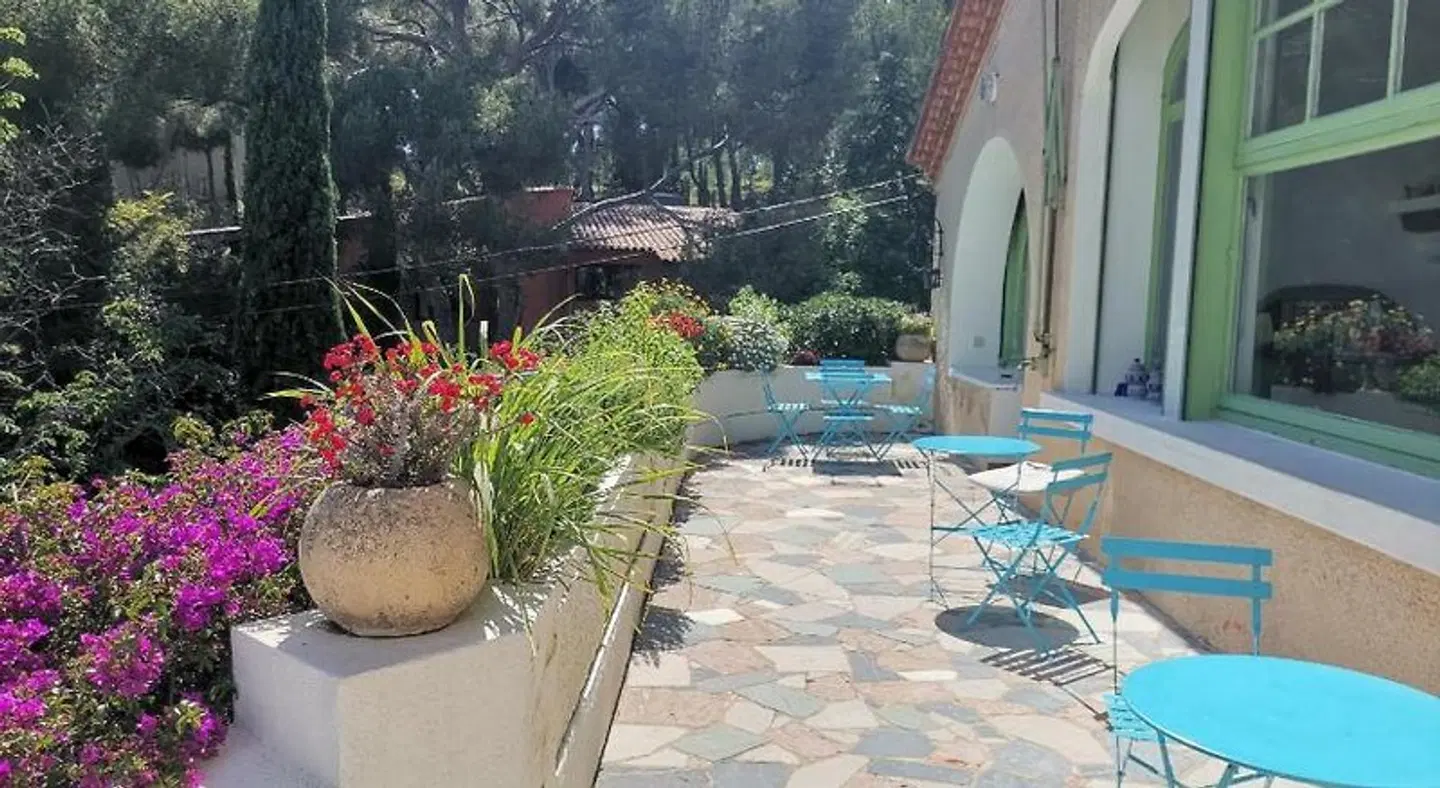 CASSIS HOSTEL Les Heures Claires Terrasse