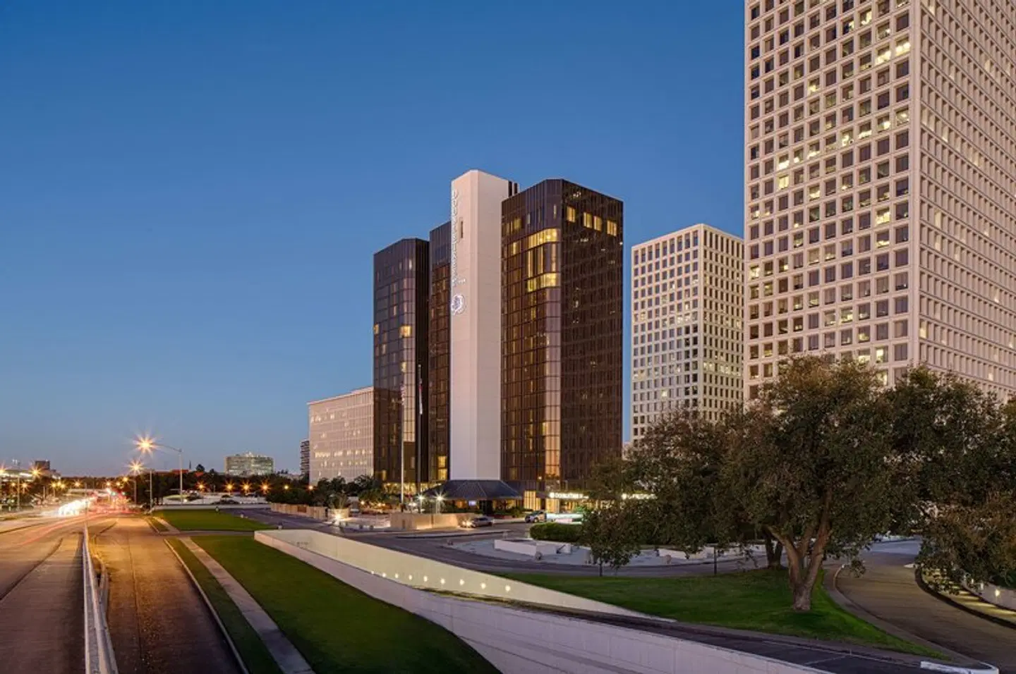DoubleTree by Hilton Hotel Houston Greenway Plaza EXTERIOR