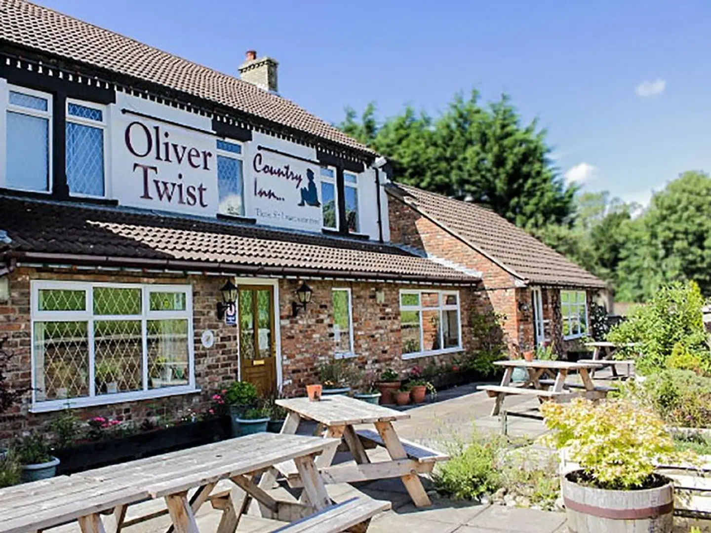 Oliver Twist Country Inn EXTERIOR