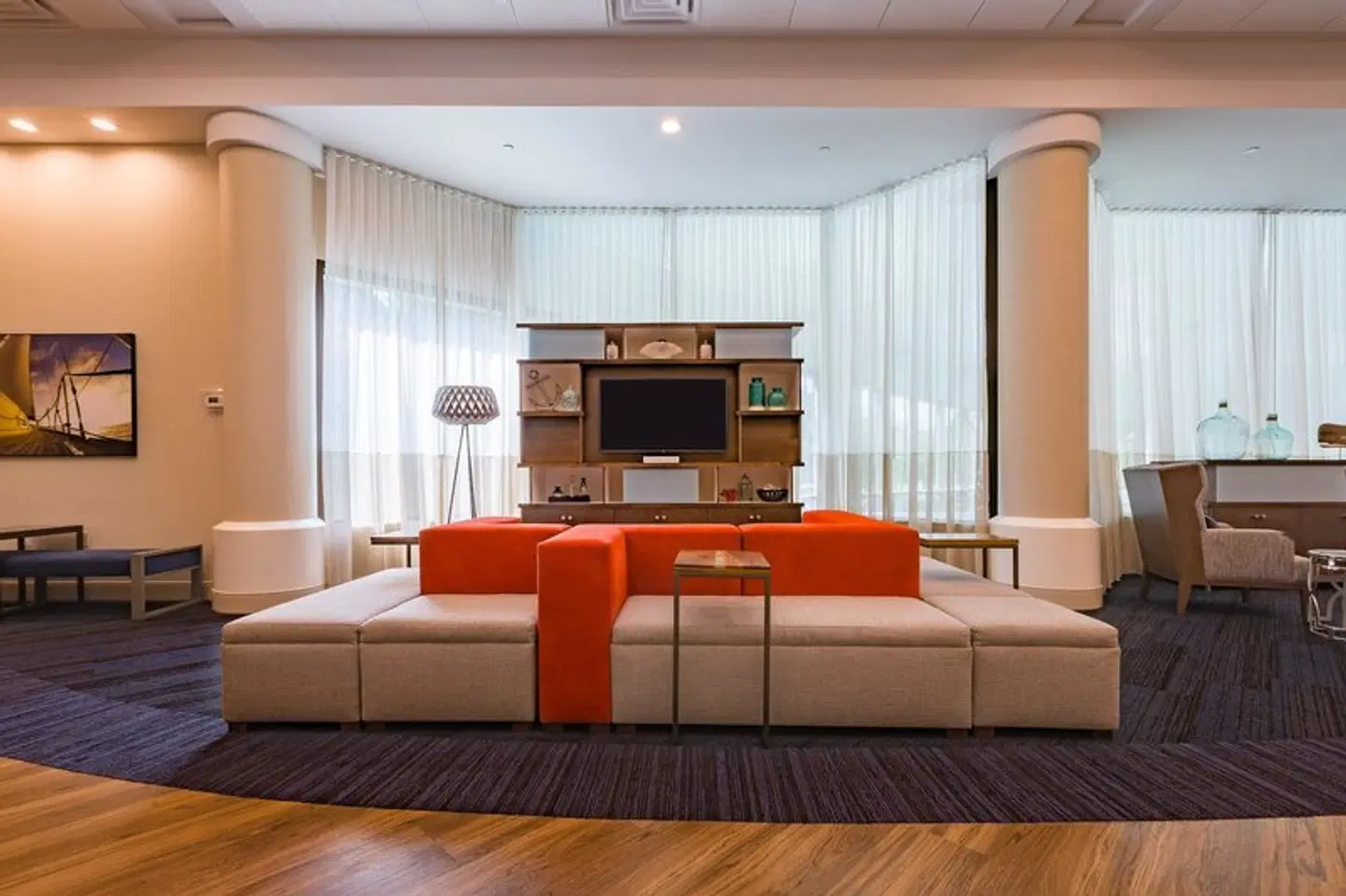 Holiday Inn Newport News - Hampton by IHG LOUNGE_LOBBY
