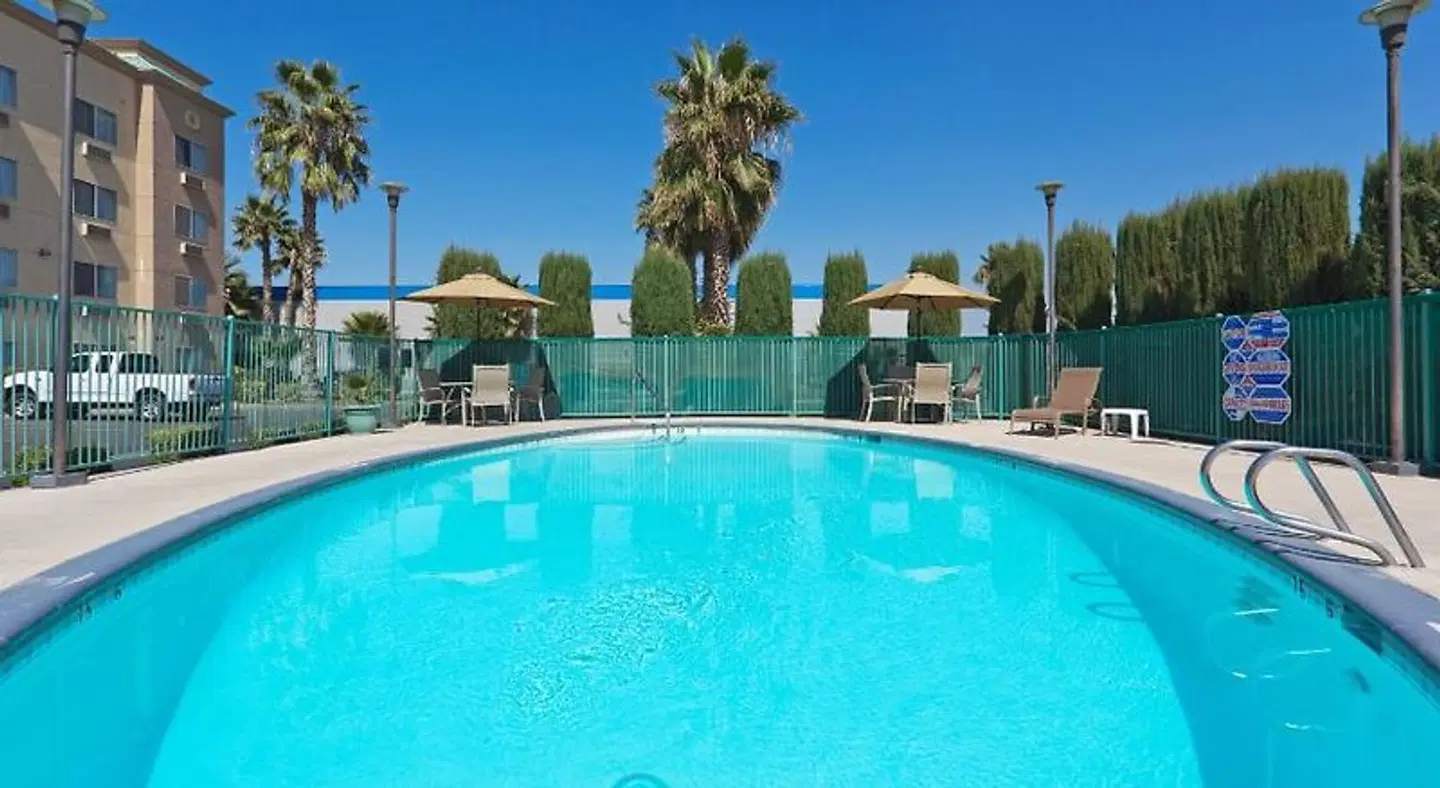 Holiday Inn Express Bakersfield by IHG OUTDOOR_POOL
