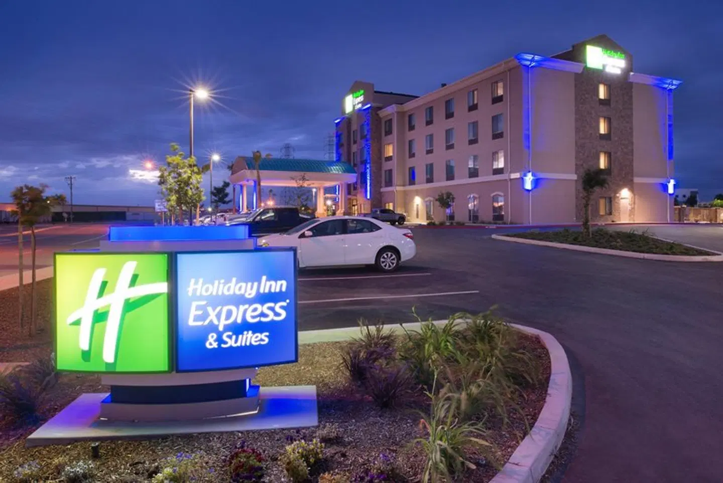Holiday Inn Express & Suites Bakersfield Airport by IHG EXTERIOR