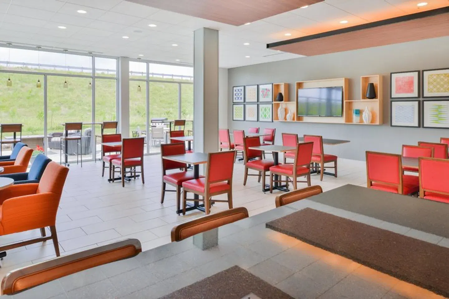 Holiday Inn Express & Suites Salem by IHG Bar