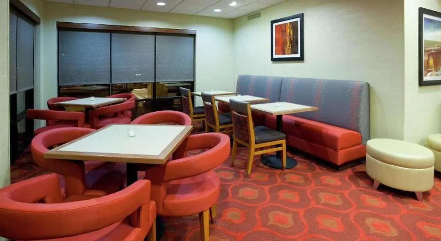 Hampton Inn Rockford LOUNGE_LOBBY