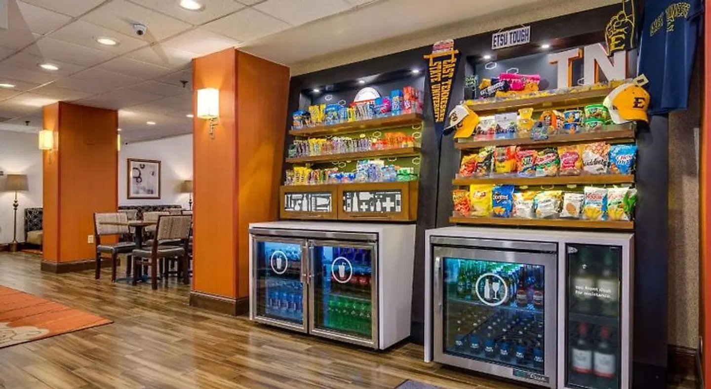 Hampton Inn Johnson City Bar