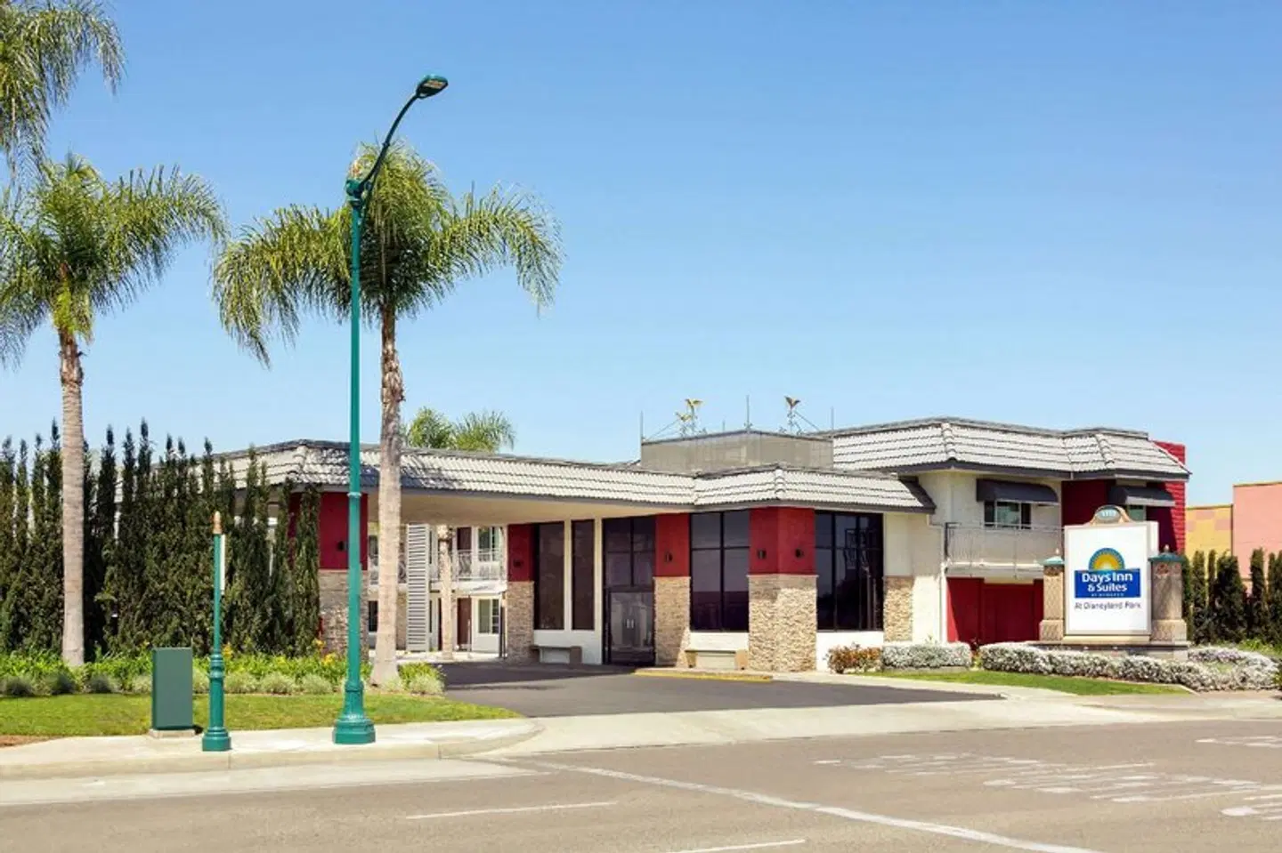 Days Inn & Suites by Wyndham Anaheim At Disneyland Park EXTERIOR