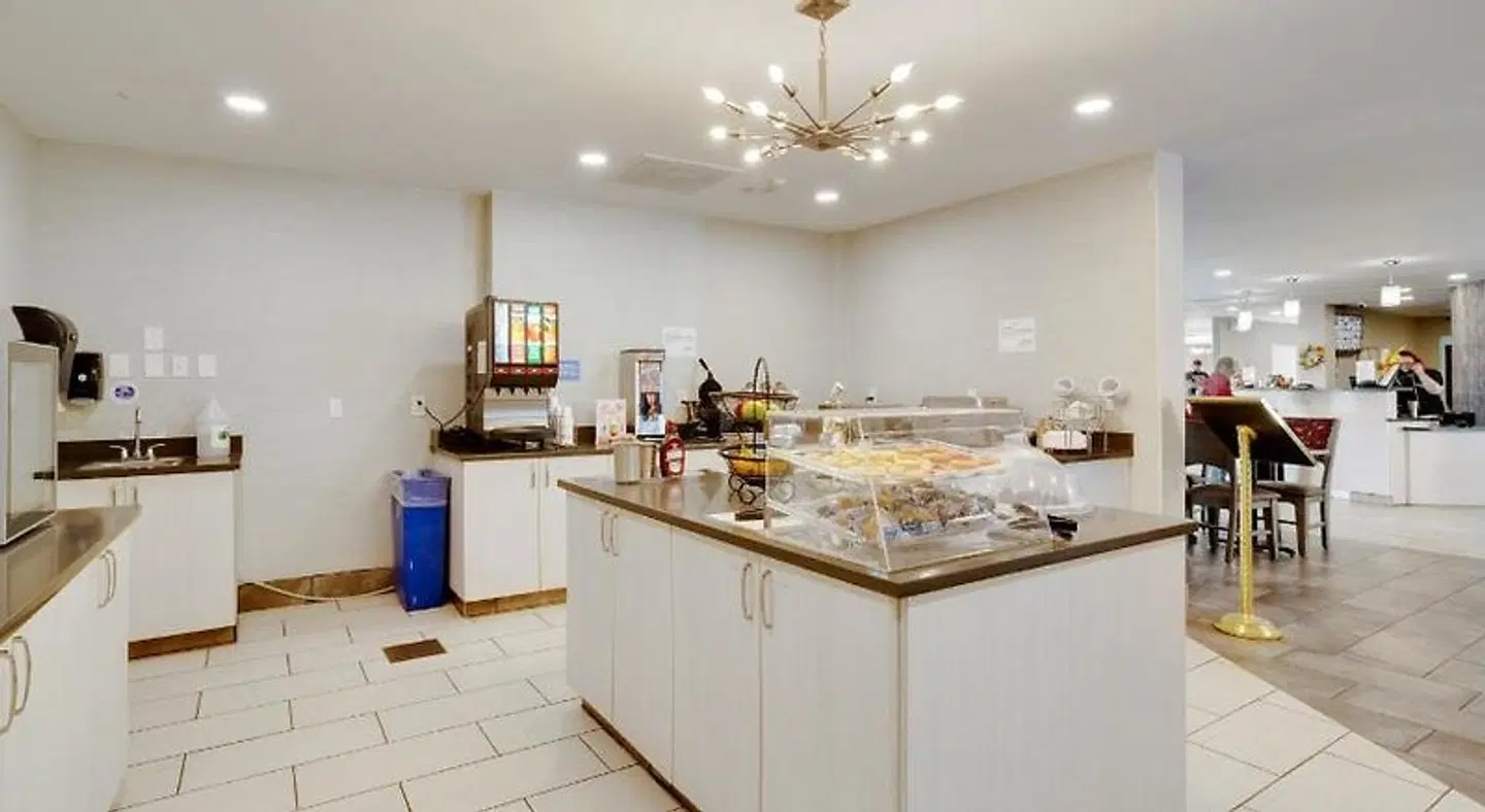 Orangewood Inn & Suites Kansas City Airport Restaurant