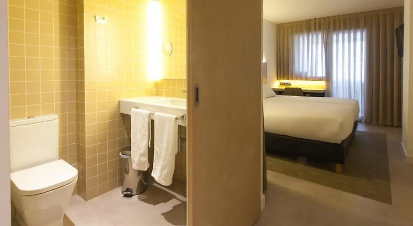 Hotel A Pamplona Badezimmer