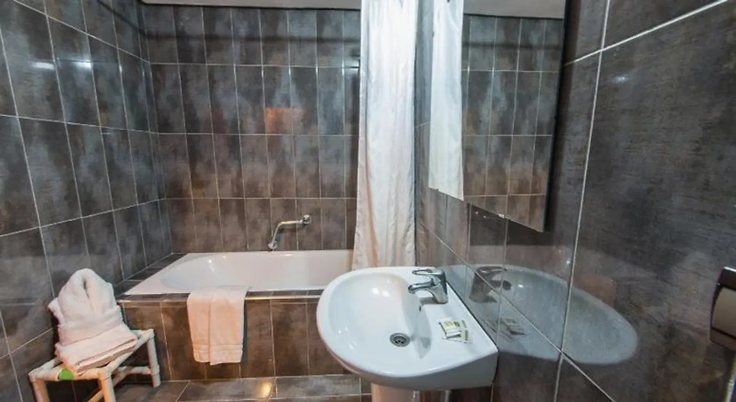 Hotel Akouas Badezimmer