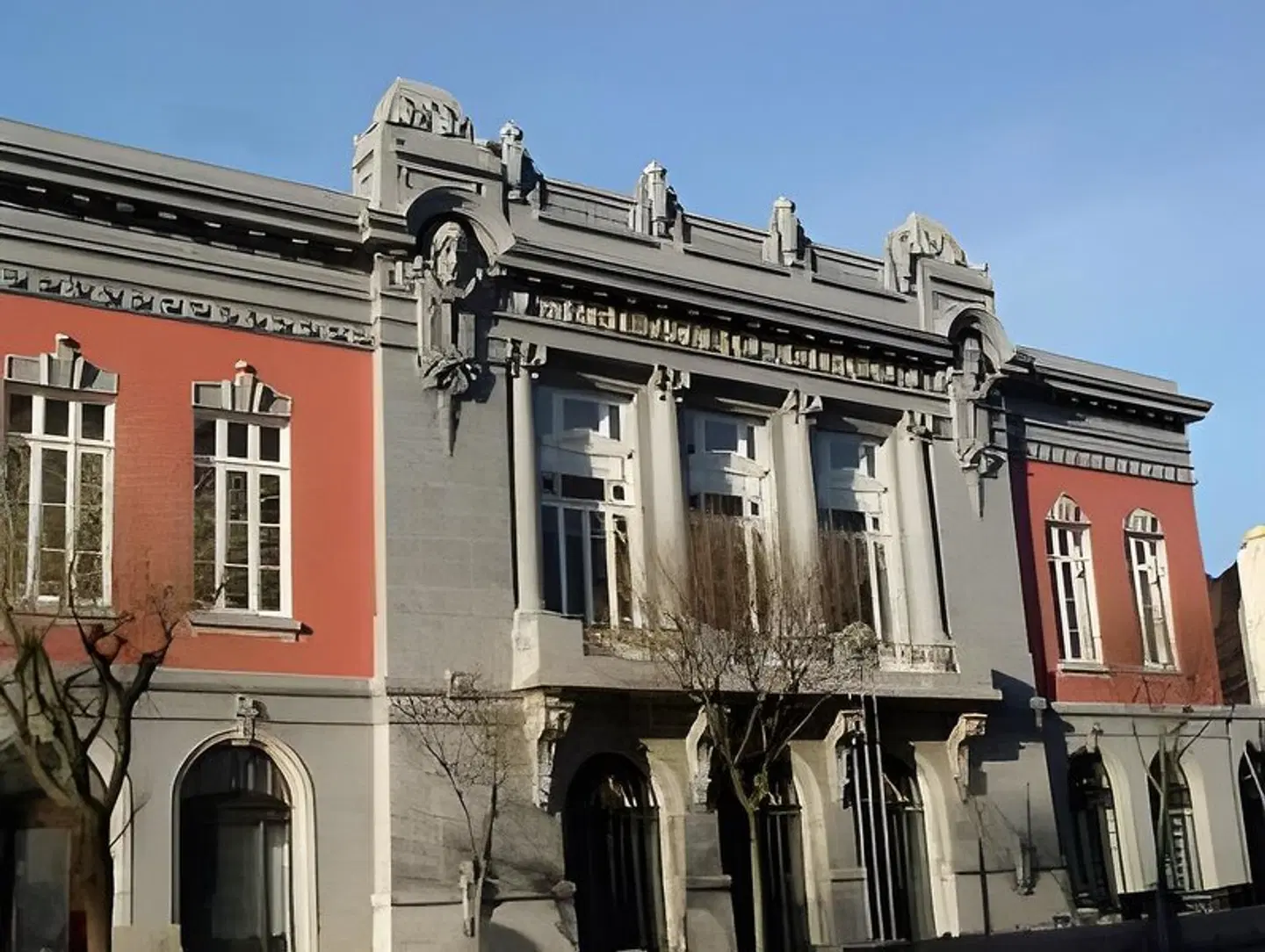 Senhora A Branca EXTERIOR
