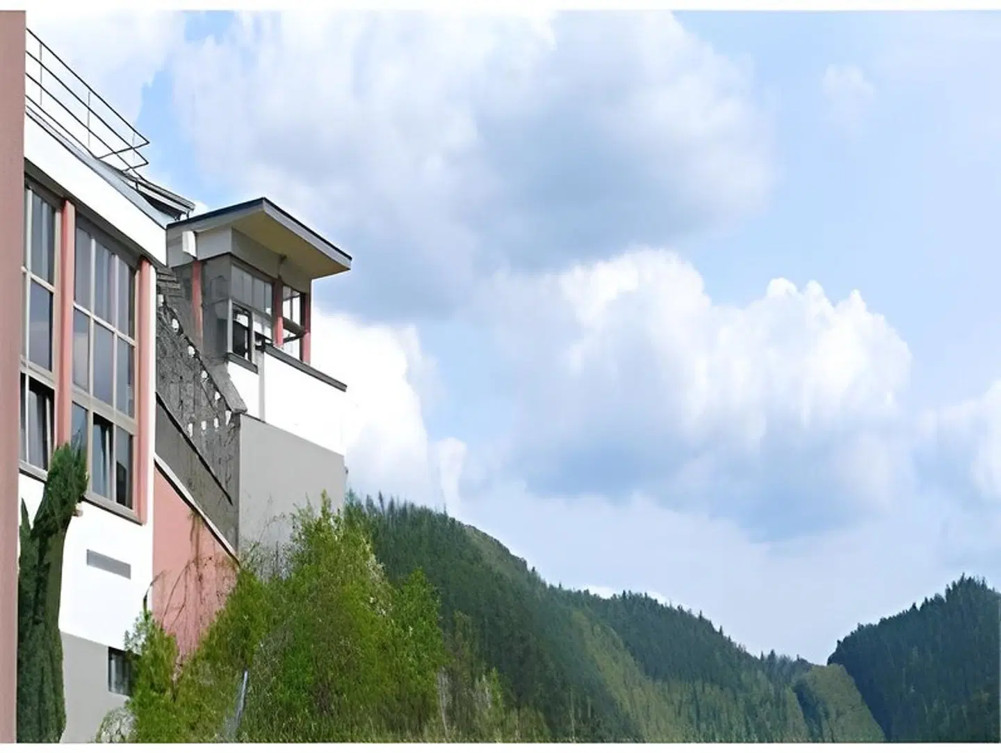 Haus des Volkes Das Bauhaushotel EXTERIOR
